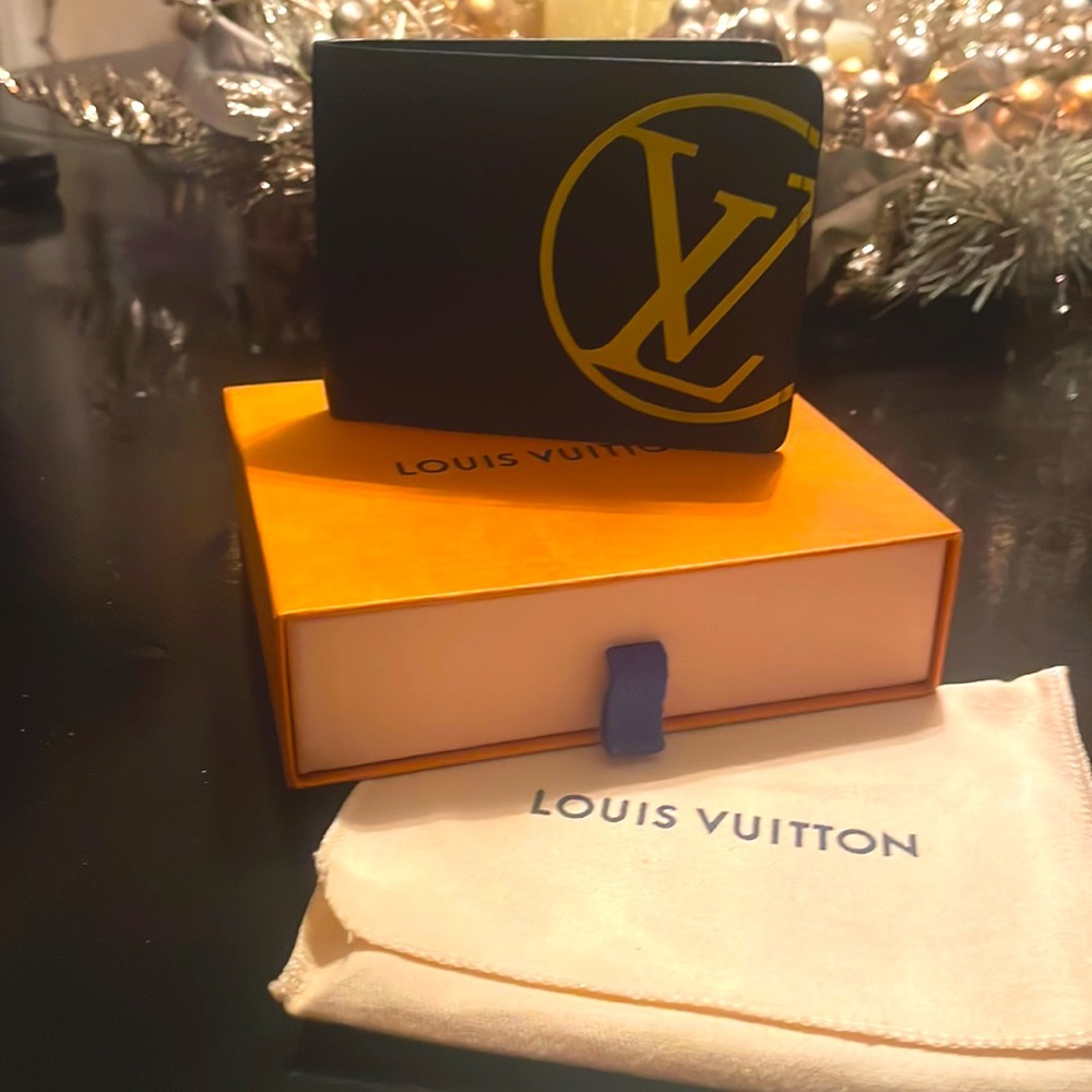 Louis Vuitton tri-fold epi LV circle Black wallet. Gorgeous.